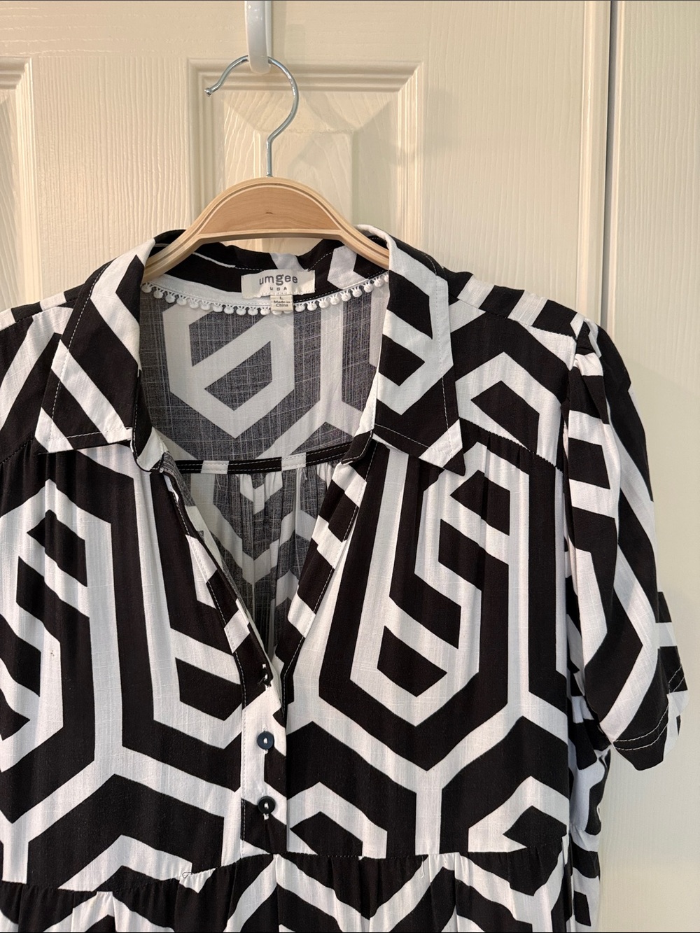 Umgee Black & White Dress Geometric Button Front Top- size large